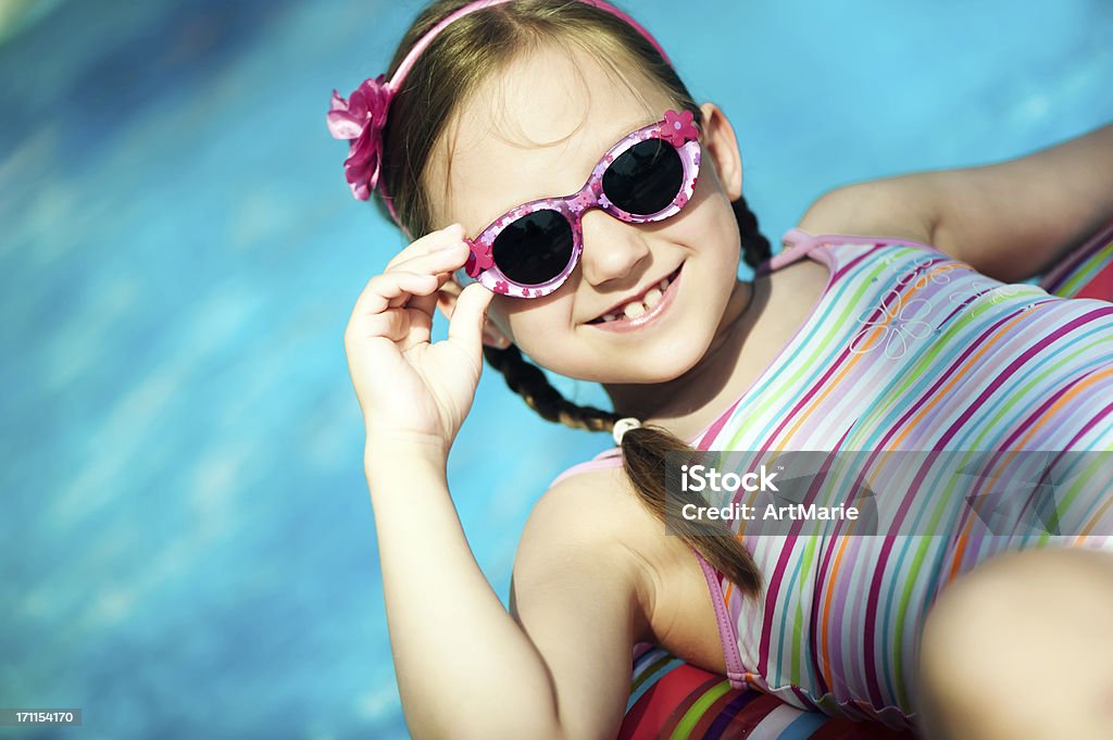 Menina na piscina - Foto de stock de Menina royalty-free