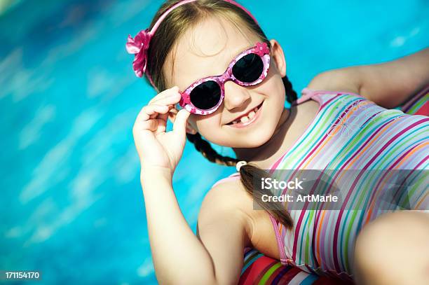 Foto de Menina Na Piscina e mais fotos de stock de Menina - Menina, Pequeno, Óculos escuros - Acessório ocular