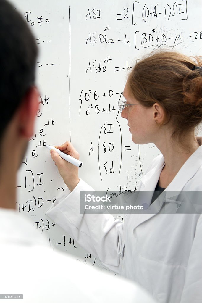 Scientifique femme écrivant equations - Photo de Femmes libre de droits