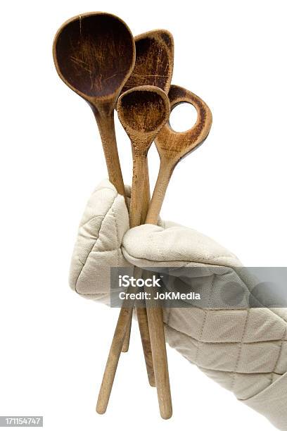 Hält Einige Alte Hölzerne Restaurant Spoons Stockfoto und mehr Bilder von Ofenhandschuh - Ofenhandschuh, Kochlöffel, Halten