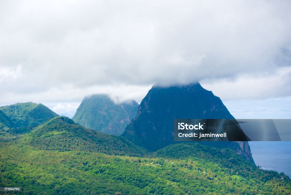 Nuvem de incríveis montanhas cobertas-the pitons - Foto de stock de Alto-Cúmulo royalty-free