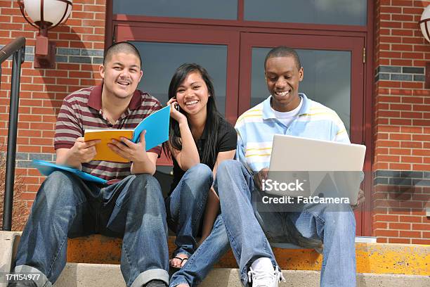 Grupo Multiétnico De Estudiantes Foto de stock y más banco de imágenes de 16-17 años - 16-17 años, 18-19 años, 20 a 29 años