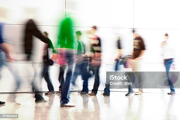 Caminando En La Zona De Los Trabajadores Borroso Foto de stock y más banco de imágenes de Multitud - Multitud, Andar, Interior