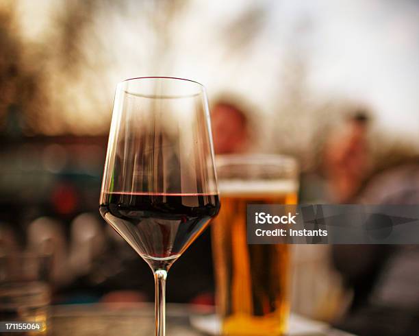 Cerveja E Vinho - Fotografias de stock e mais imagens de Cerveja - Cerveja, Vinho, Copo de Vinho