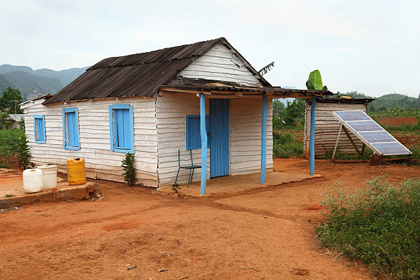 дом на кубе с солнечная батарея - shed cottage hut barn стоковые фото и и�зображения