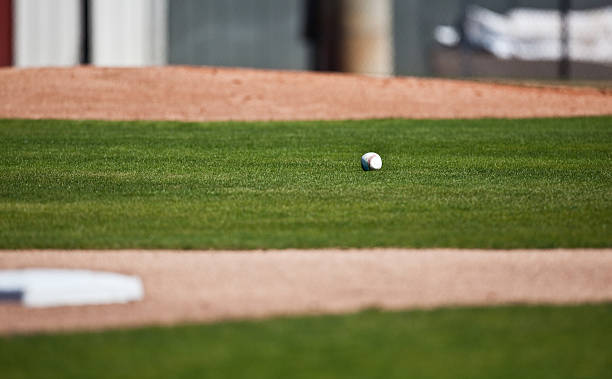 campo de basebol - baseballs baseball baseball diamond grass - fotografias e filmes do acervo