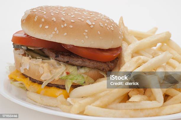 Hambúrguer E Batatas Fritas De Queijo - Fotografias de stock e mais imagens de Alface - Alface, Alimentação Não-saudável, Almoço