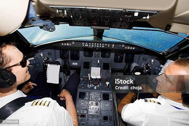 若いカップルのコックピットのパイロットは空港への階段 - コックピットのストックフォトや画像を多数ご用意 - コックピット, テクノロジー, 乗り物を操縦する