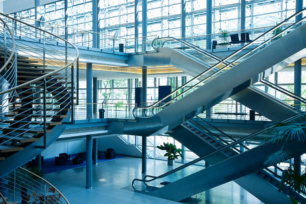 treppen und aufzug in modernen bürogebäude - contemporary staircase design escalator stock-fotos und bilder