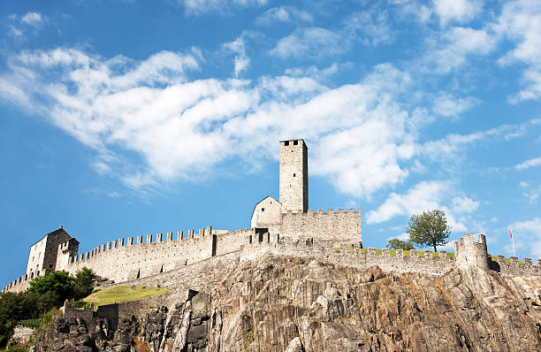 castelgrande, jeden z bellinzonas zamki, światowego dziedzictwa unesco w szwajcarii. - fort fortified wall castle stone zdjęcia i obrazy z banku zdjęć