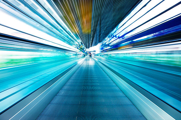 abstract vista de un pasillo mecánico en el área del aeropuerto - cinta mecánica fotografías e imágenes de stock