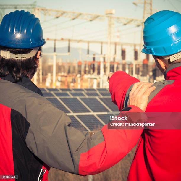 Techniker Ingenieur Arbeiten Im Photovoltaic Farm Stockfoto und mehr Bilder von Arbeiter - Arbeiter, Ausrüstung und Geräte, Bauarbeiterhelm