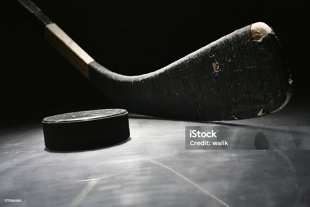 Palo de Hockey & Puck - Foto de stock de Disco de hockey libre de derechos