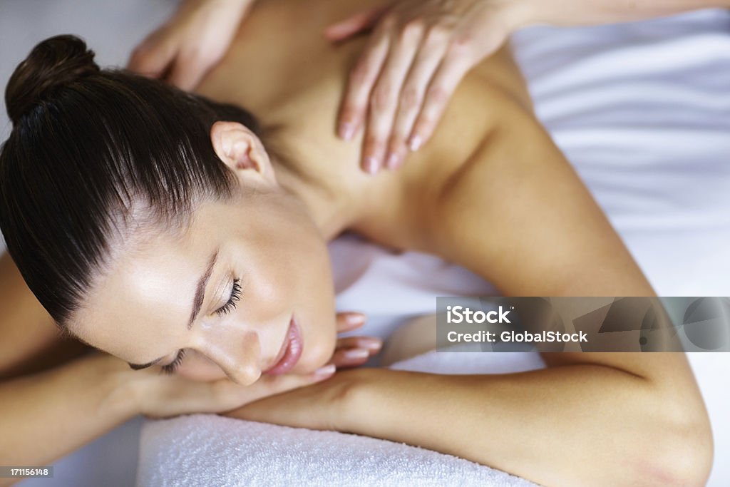 Mulher relaxante no spa - Foto de stock de 30 Anos royalty-free