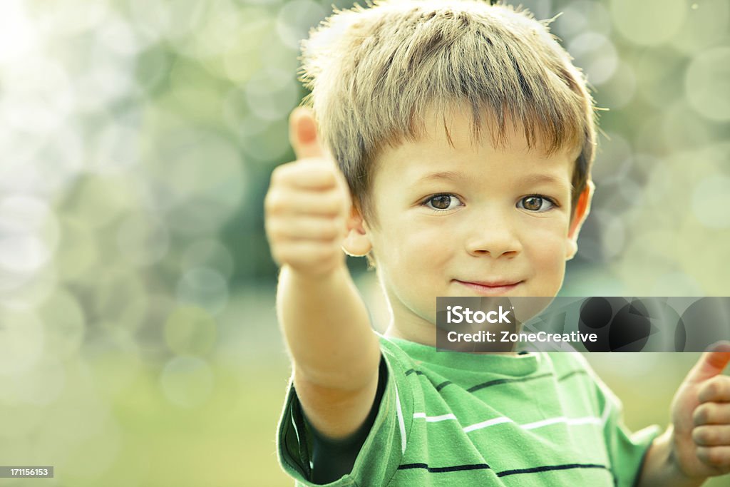 Heureux souriant enfant plein air faisant OK portrait green ton - Photo de Adulte libre de droits