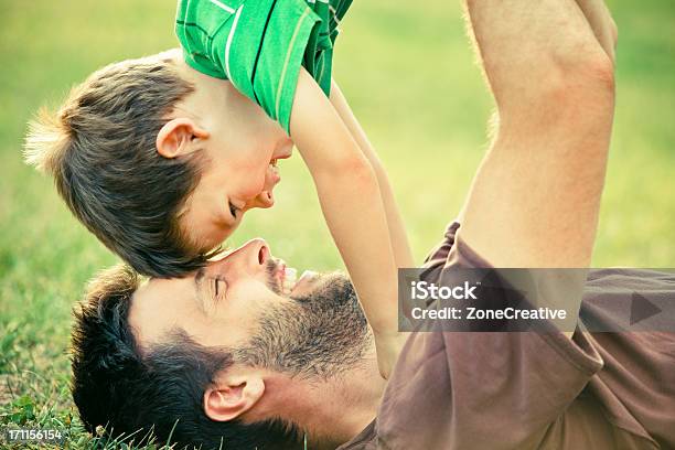 Foto de Pai Joga Com O Filho Ao Ar Livre No Parque e mais fotos de stock de Pai - Pai, Amor, Face Humana