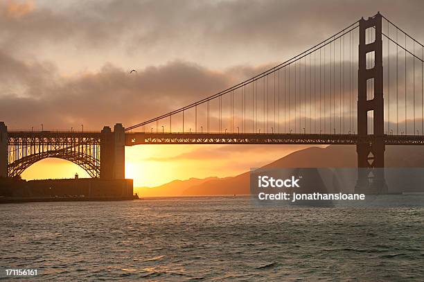 Puente Golden Gate Al Atardecer Foto de stock y más banco de imágenes de Acero - Acero, Agua, Aire libre