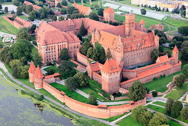 vista aérea del castillo de malbork - voivodato de pomerania fotografías e imágenes de stock