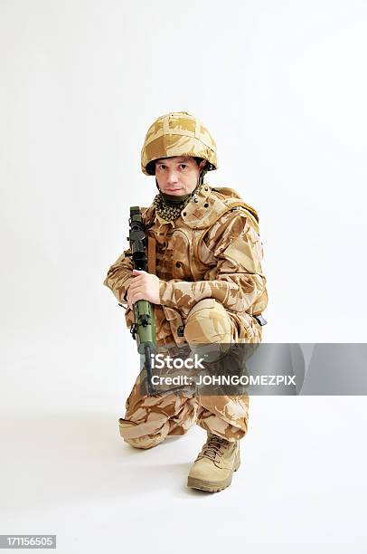 Foto de Soldado Com O Rifle Ajoelhado e mais fotos de stock de Cultura Britânica - Cultura Britânica, Exército, Adulto