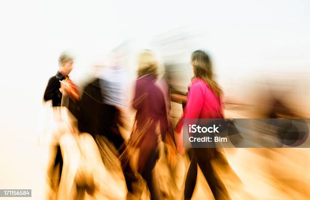 Abstrakte Bild Von Motion Verschwommene Farbenfroh Gekleideten Menschen Gehen Schnell Stockfoto und mehr Bilder von Freisteller – Neutraler Hintergrund