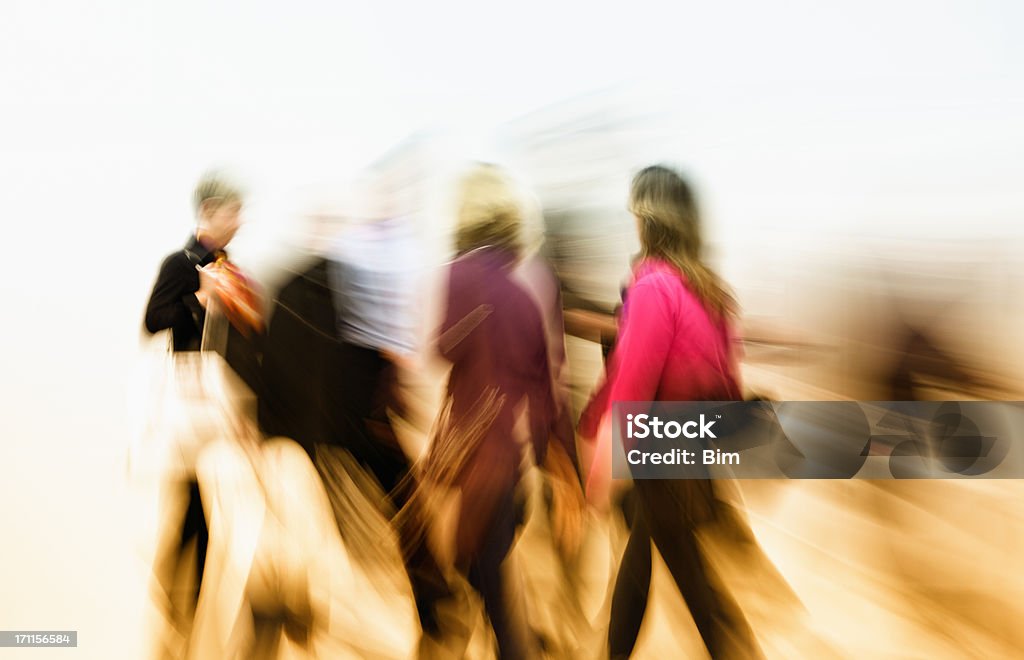 Image flou de mouvement abstrait coloré Personnes marchant rapide vêtements - Photo de Marcher libre de droits