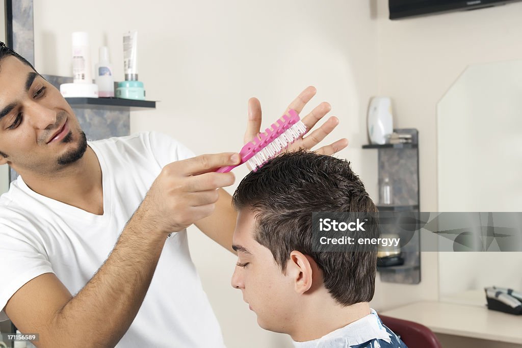 Hombre joven en la peluquería - Foto de stock de 16-17 años libre de derechos