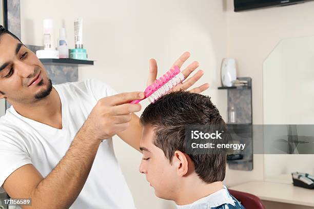 Hombre Joven En La Peluquería Foto de stock y más banco de imágenes de 16-17 años - 16-17 años, 20 a 29 años, 20-24 años