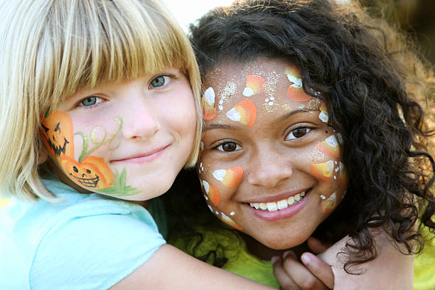 volto dipinto bambini - pittura per il viso foto e immagini stock