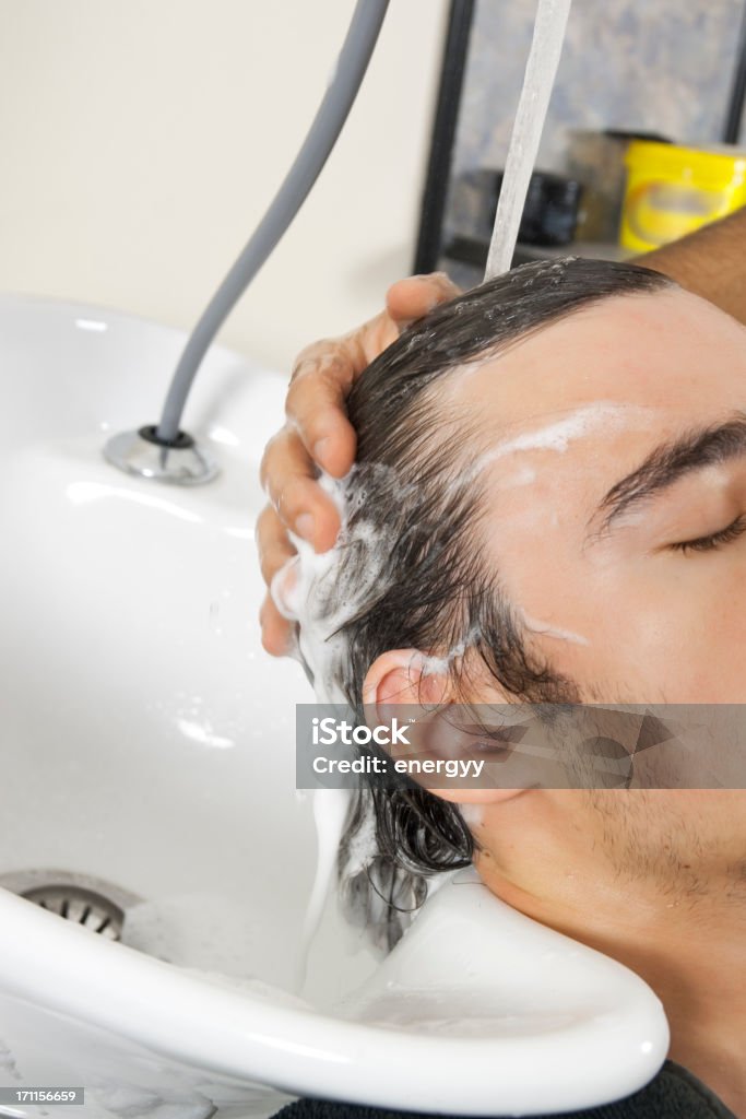 Giovane uomo nel Salone di parrucchiere - Foto stock royalty-free di Acqua