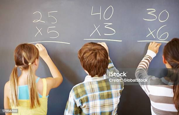 Aula De Matemática - Fotografias de stock e mais imagens de Multiplicação - Multiplicação, Matemática - Disciplina Curricular, Quadro Negro