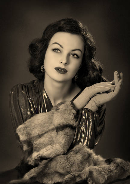 vecchio hollywood.beauty in film noir. - 1940s style foto e immagini stock