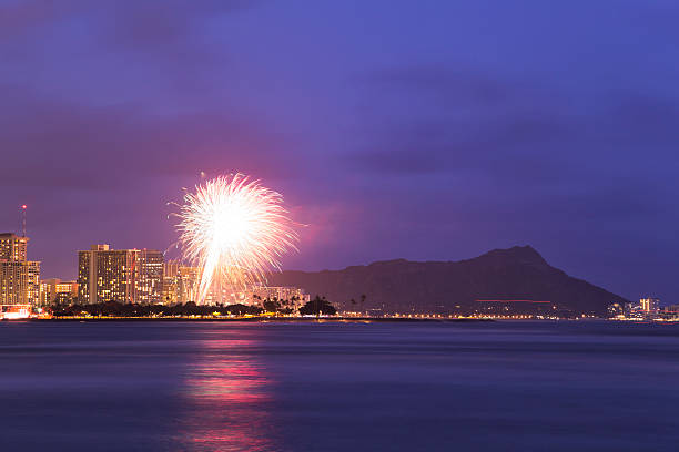 feux d'artifice sur la plage de waikiki, honolulu, hawaï - outdoors waikiki waikiki beach honolulu photos et images de collection