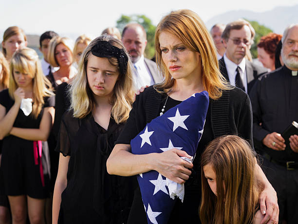 familie bei einer beerdigung - military funeral armed forces family stock-fotos und bilder