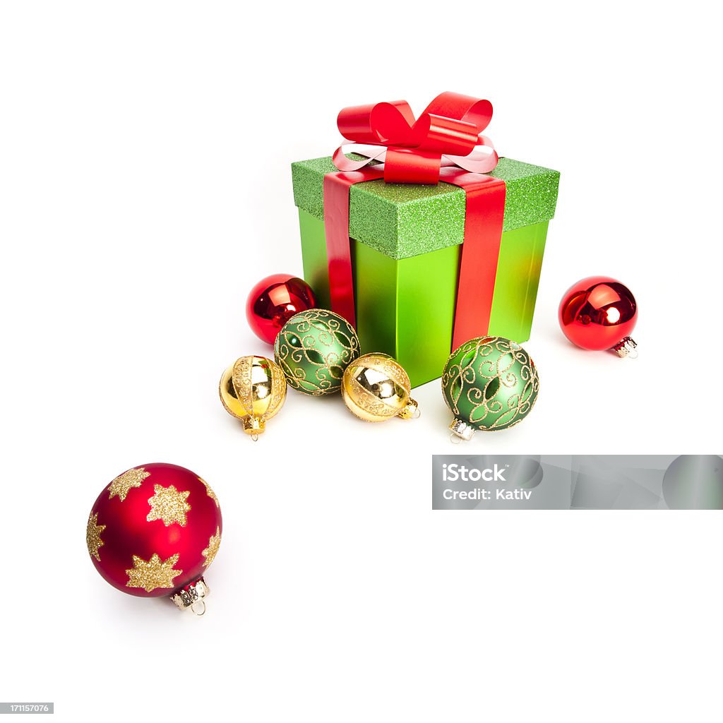 Weihnachts-Geschenk-box und Ornamente auf Weiß - Lizenzfrei Band Stock-Foto