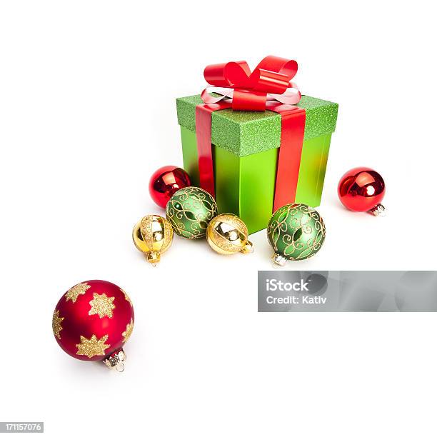 Weihnachtsgeschenkbox Und Ornamente Auf Weiß Stockfoto und mehr Bilder von Band - Band, Christbaumkugel, Dekoration