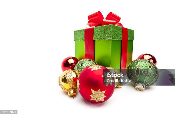 Photo libre de droit de Boîte De Cadeau De Noël Et Ornements Sur Blanc banque d'images et plus d'images libres de droit de Boule de Noël - Boule de Noël, Boîte, Boîte cadeau