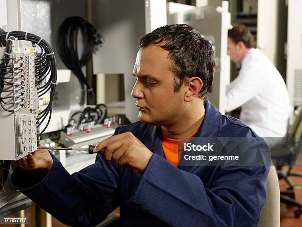 Técnico E Ingeniero Foto de stock y más banco de imágenes de Adulto - Adulto, Agarrar, Bata de Laboratorio