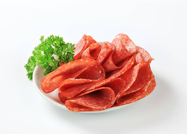 サラミのスライスプレート - thin portion salami meat ストックフォトと画像