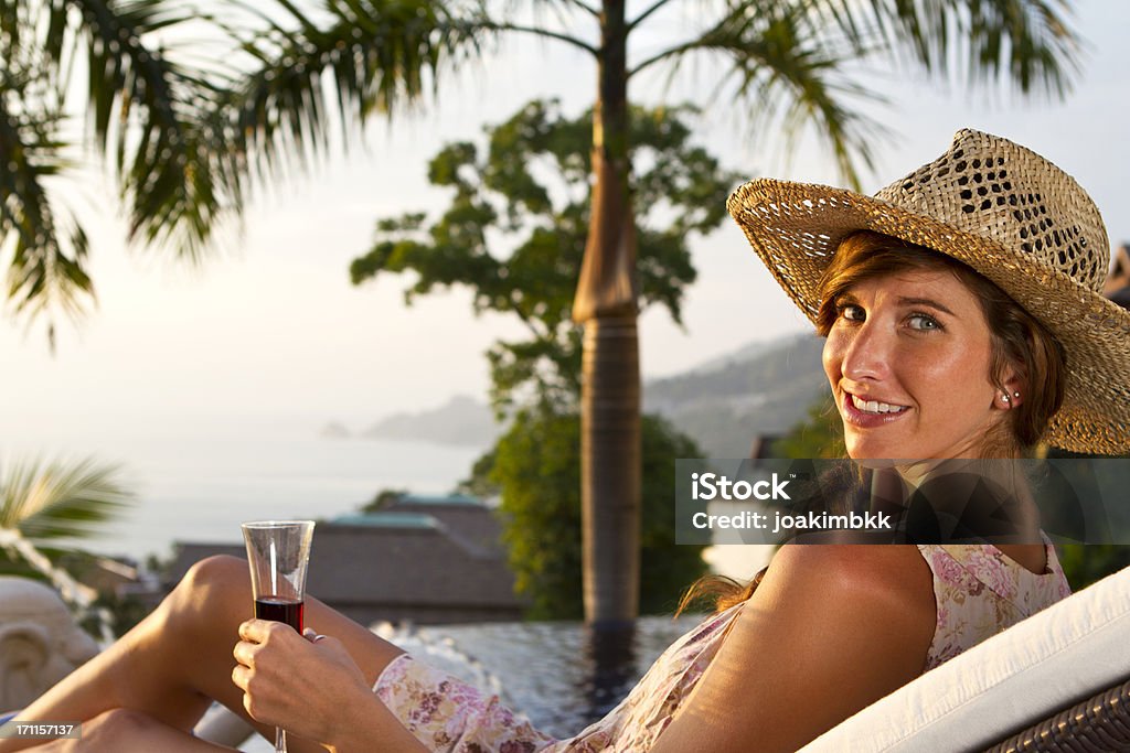 Junge Frau, die die Sonne genießen - Lizenzfrei Attraktive Frau Stock-Foto