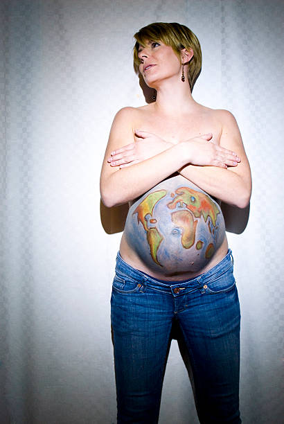 mujer embarazada carne y el mundo - shirtless jeans women blond hair fotografías e imágenes de stock