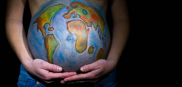 schwangere frau und der welt - human pregnancy earth globe mother stock-fotos und bilder