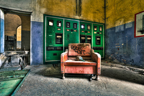 poltrona in fabbrica abbandonata - burnt furniture chair old foto e immagini stock