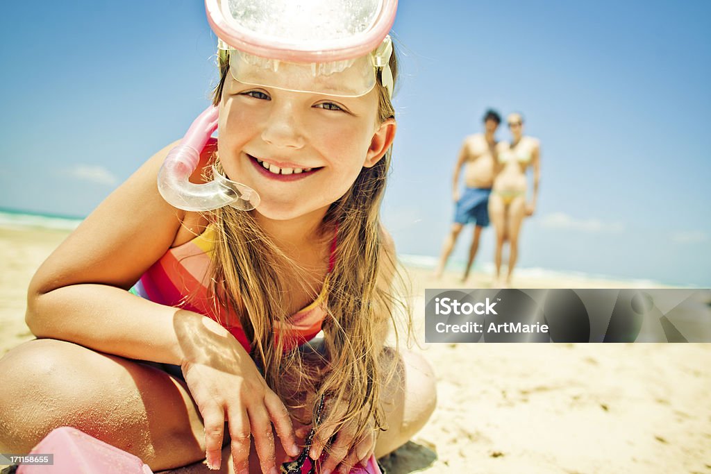 Petite fille prêt pour la plongée avec masque et tuba - Photo de Plongée avec tuba libre de droits