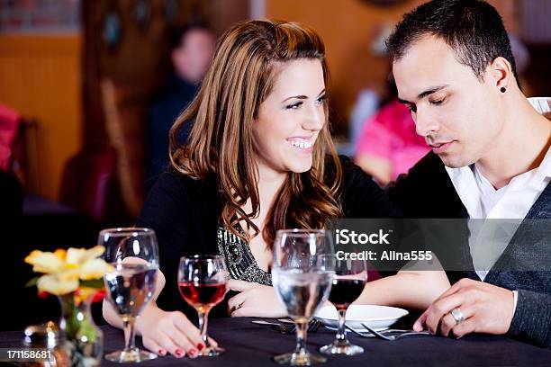 Pareja Joven En Una Fecha En El Restaurante Foto de stock y más banco de imágenes de 20-24 años - 20-24 años, Adulto, Adulto joven