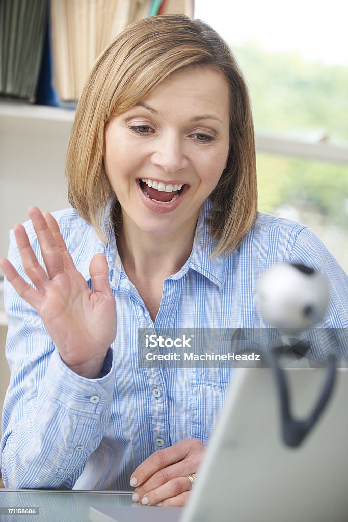 Meio envelhecido mulher tendo o Chat on-line usando Webcam - Foto de stock de Webcam royalty-free