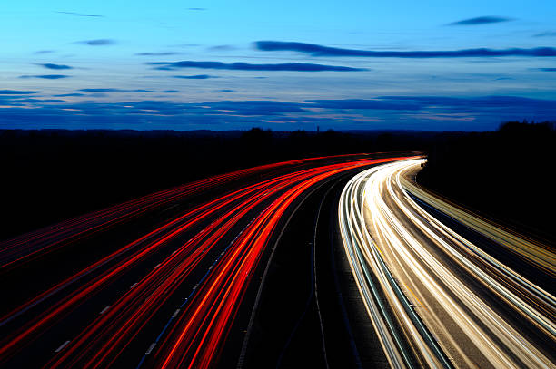 autostrada al tramonto - autostrada a due corsie foto e immagini stock