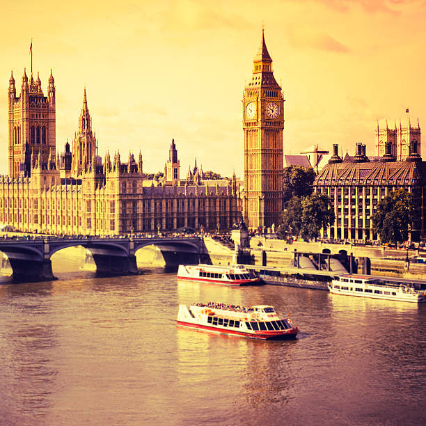 london big ben und parlament - london england skyline big ben orange stock-fotos und bilder