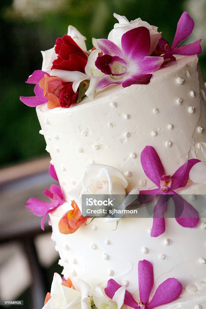 Schräge Nahaufnahme von Blumen Dekoration White gestuften Hochzeitstorte - Lizenzfrei Backen Stock-Foto