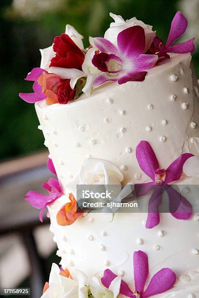 Schräge Nahaufnahme Von Blumen Dekoration White Gestuften Hochzeitstorte Stockfoto und mehr Bilder von Backen