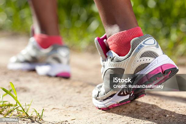 Photo libre de droit de Chaussures De Jogging banque d'images et plus d'images libres de droit de Courir - Courir, Femmes, Une seule femme